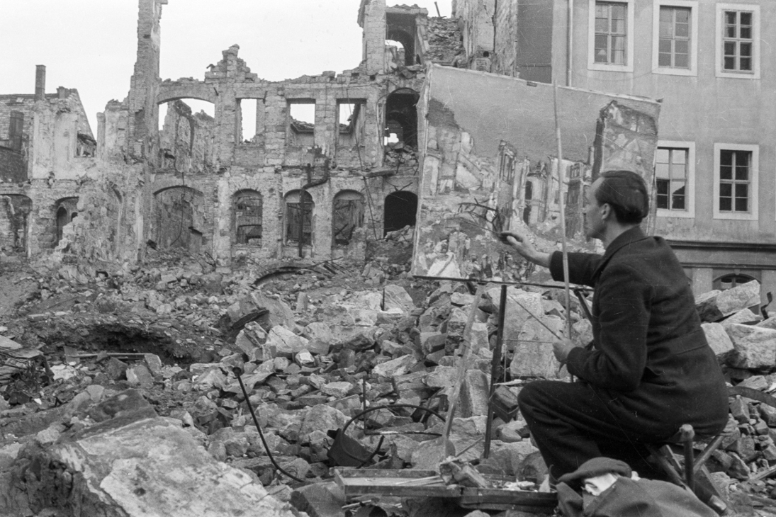 Theodor Rosenhauer arbeitet zwischen Trümmern an seinem Ölgemälde &quot;Blick auf das Japanische Palais nach dem Angriff&quot;
