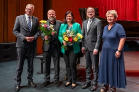 Foto: v.l.n.r.: Staatsminister Hartmut Vorjohann, Michael Mayer, Anja Swat, Oliver Gaber, Heidi Schmidt