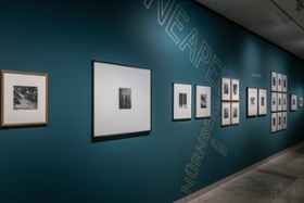 Foto: Blick in die Ausstellung, Fotografien von Lala Aufsberg
