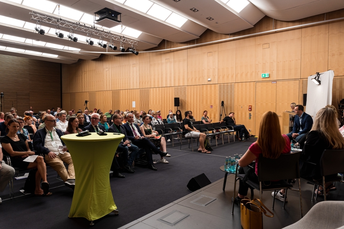 Blick vom Podium auf die Teilnehmer vom Wahlforum