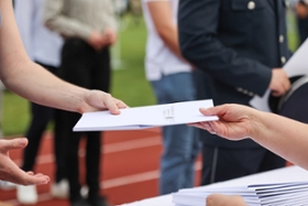 Foto: Übergabe der Ernennungsurkunden