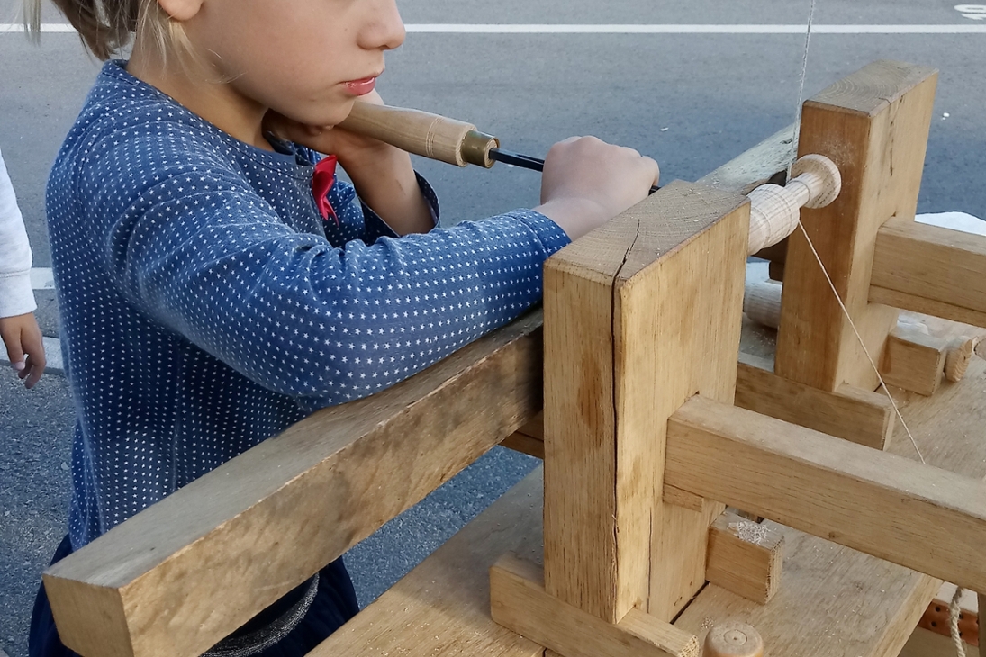 Kinder und ihre Familien erleben auf dem Familientag viele Handwerke der Vergangenheit. Hier ist es eine Drechselbank.