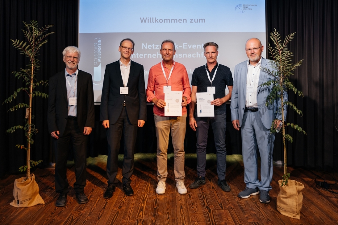 Netzwerk-Event zum Sächsischen Meilenstein 2024 in Leipzig (v.l.n.r.):
Prof. Dr. Andreas Suchanek (HHL Leipzig), Arne Laß (BBS), Ralf Krippner (Nominierter und Übergeber der ProSoft Krippner GmbH), Andy Krause (Nominierter und Übernehmer der Elektro-Panzer GmbH), Markus H. Michalow (BBS)
nicht anwesend: Nominierte der Glanzpunkt GmbH &amp; Co. KG