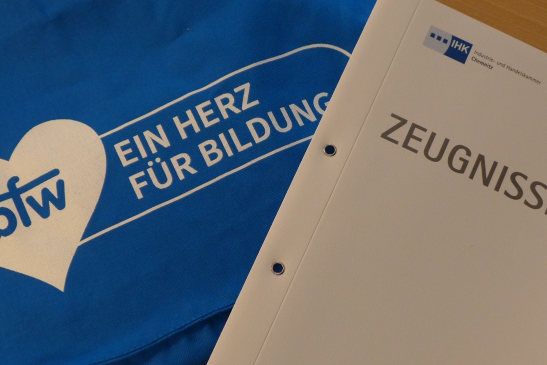 Zeugnismappe und  Logo des bfw