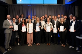 Foto: Nominierte des Sächsischen Meilensteins 2024 aus der Kammerregion Dresden mit Wirtschaftsstaatssekretär Thomas Kralinski (links)