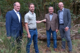 Foto: Im Beisein von Umweltminister Wolfram Günther (r.) und Landesforstpräsident Utz Hempfling (l.) übergibt Dr. Jürgen Stein den Staffelstab an seinen Nachfolger Christian Starke