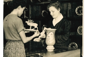 Foto: Rechts: Siglinde Scheunert bei einem fototauglichen Verkaufsgespräch im Konsum, Chemnitz, ca. 1952