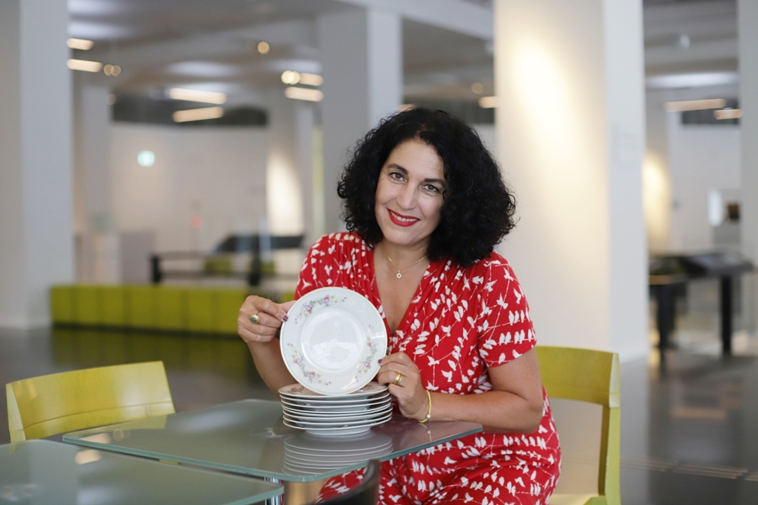 Nirit Sommerfeld serviert Kuchen auf nostalgischen Blümchentellern.