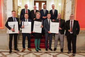 Foto: vordere Reihe - Preisträger (v.l.n.r.): Andy Krause (Übernehmer Elektro-Panzer GmbH), Dr. Maik Stamm (Übernehmer STAMM GmbH), Madlen Meyer (Übernehmerin Glasbiegerei Pfaltz), Christian Schreiter, Thomas Günther, Tino Münzner (Übernehmer IMK Engineering GmbH)

hintere Reihe  (v.l.n.r.): Markus. H. Michalow (Geschäftsführer BBS), Heiner Hellfritzsch (Juryvorsitzender), Staatsminister Martin Dulig (Sächsisches Staatsministerium für Wirtschaft, Arbeit und Verkehr), Arne Laß (Geschäftsführer BBS)