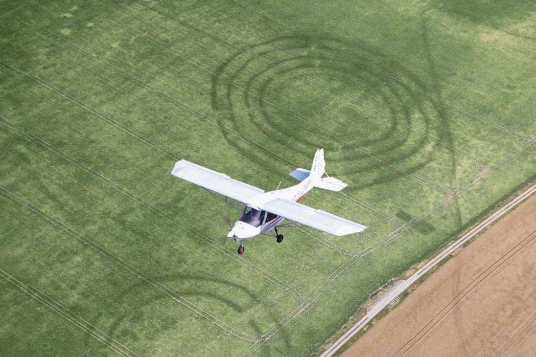 Mit einem Kleinflugzeug fliegt Dr. Ronald Heynowski über Sachsen, um Bodendenkmale zu entdecken.