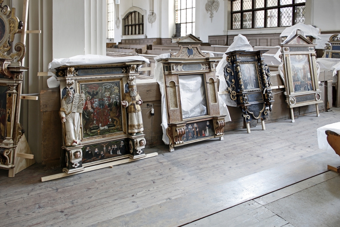 Zittau, Epitaphienschatz, einige der im Rahmen des »Epitaphienprojekts« restaurierten Epitaphe auf der Empore der Klosterkirche