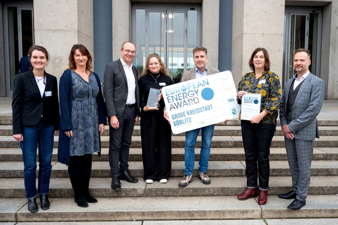 Staatsminister Wolfram Günther gratuliert Vertretern des Energieteams der Stadt Görlitz zur Rezertifizierung im European Energy Award (eea)