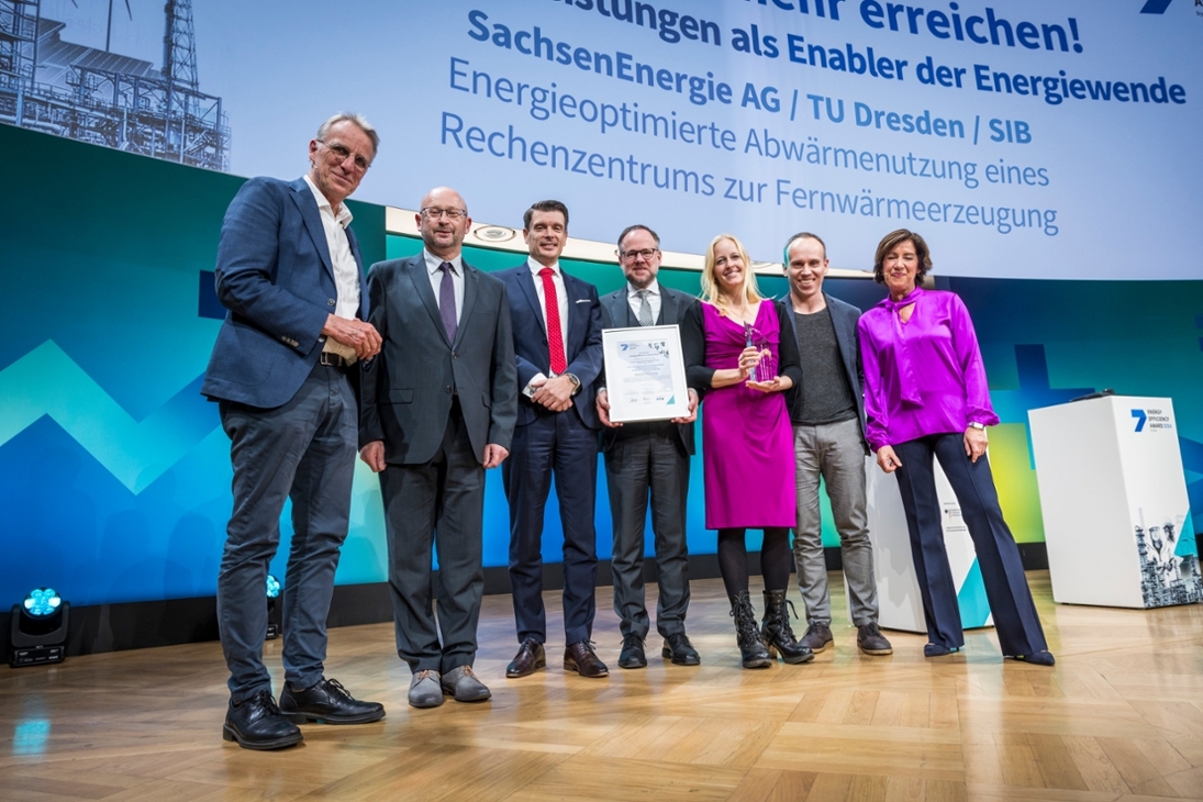 Preisverleihung Energy Efficiency Award 2024. 
(v.l.n.r.) Stefan Wenzel (Parlamentarischer Staatssekretär im BMWK), Ronald Pasler (Teamleiter SIB), Dr. Axel Cunow (Finanzvorstand SachsenEnergie), Oliver Gaber (Kaufmännischer Geschäftsführer SIB), Dr. Franziska Graube-Kühne (Abteilungsleiterin Technik SachsenEnergie), Dr. Daniel Hackenberg (Stellvertretender Direktor ZIH TU Dresden), Ursula Heller (Moderation)