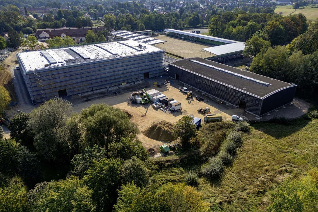 Blick aus der Luft auf die Baustelle der neuen Multifunktionsreithalle des Landgestütes Moritzburg