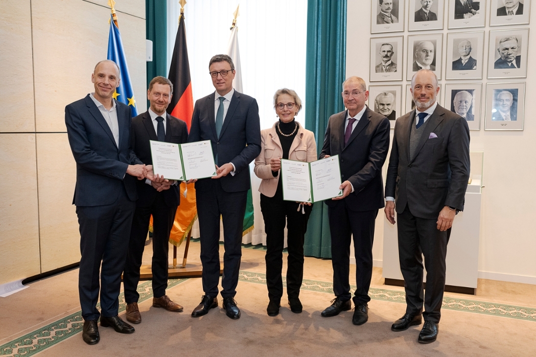 Prof. Dr. Stephan Grill, Direktor Max-Planck-Institut für molekulare Zellbiologie und Genetik; Ministerpräsident Michael Kretschmer; Prof. Dr. Patrick Cramer, Präsident der Max-Planck-Gesellschaft; Prof. Dr. Ursula Staudinger, Rektorin der TU Dresden; Dr. Dr. Michel Pairet, Mitglied des Vorstandes der Boehringer Ingelheim Stiftung; Christoph Boehringer, Vorsitzender des Vorstands der Boehringer Ingelheim Stiftung (v.l.n.r.)