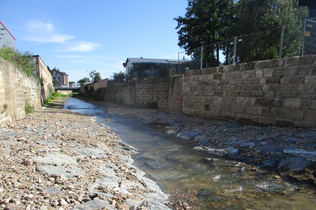 Neue Gewässersohle im Bereich des ehemaligen Wehres an der Gottleuba und neue Uferwand im Bereich Mühlgrabeneinlauf