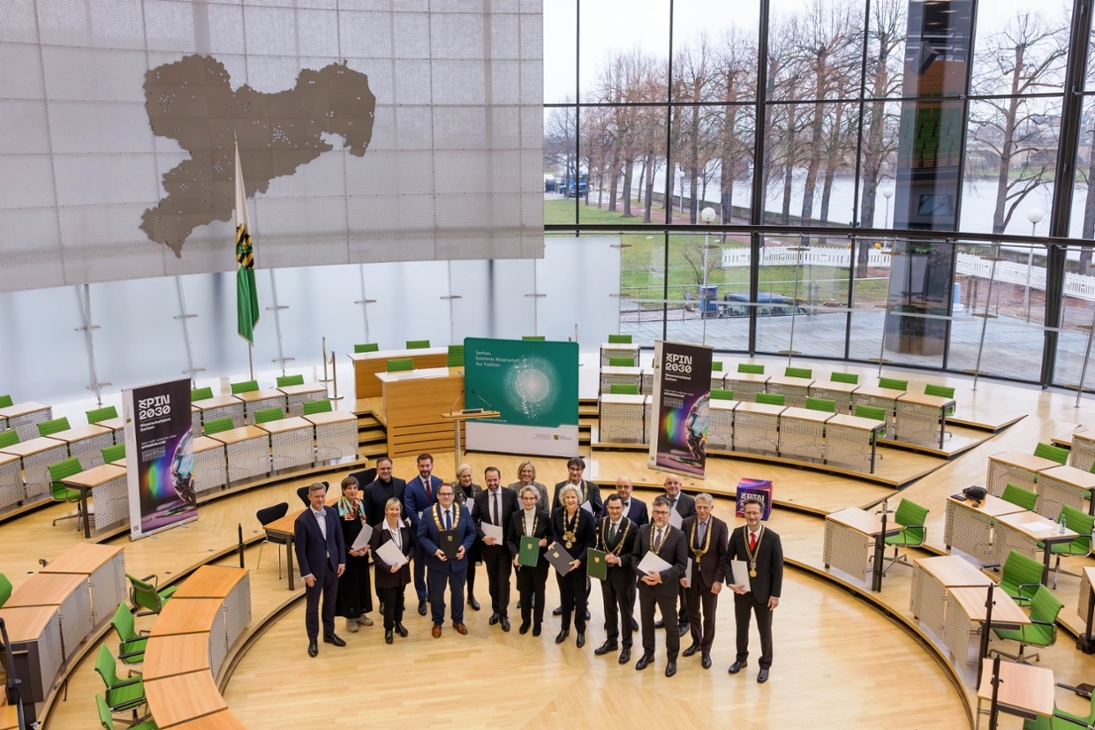 Wissenschaftsminister Sebastian Gemkow, Rektorinnen und Rektoren der sächsischen Hochschulen sowie die Dekane der Medizinischen Fakultäten Dresden und Leipzig nach der Unterzeichnung der Zielvereinbarungen im Plenarsaal des Sächsischen Landtages