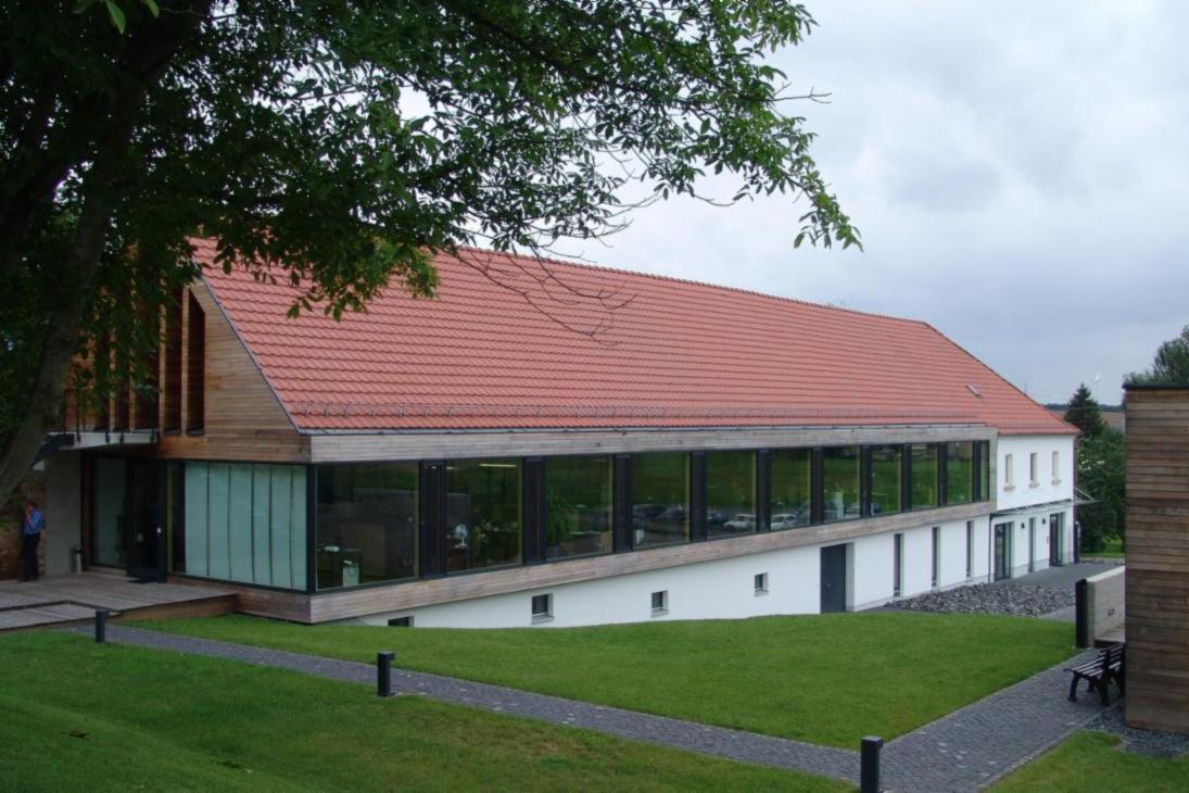 Ausgezeichnete Projektlösung (einer der 1. Preise)
Umbau, Sanierung und teilweiser Neubau des Beratungs-, Ausbildungs- und Konferenzzentrum (BAK-Center) (Landkreis Mittelsachsen)
04749 Ostrau OT Jahna, Im Wiesengrund 4
Bauherr: agricon GmbH
Planer: Architekturbüro Isfort, Wildberg