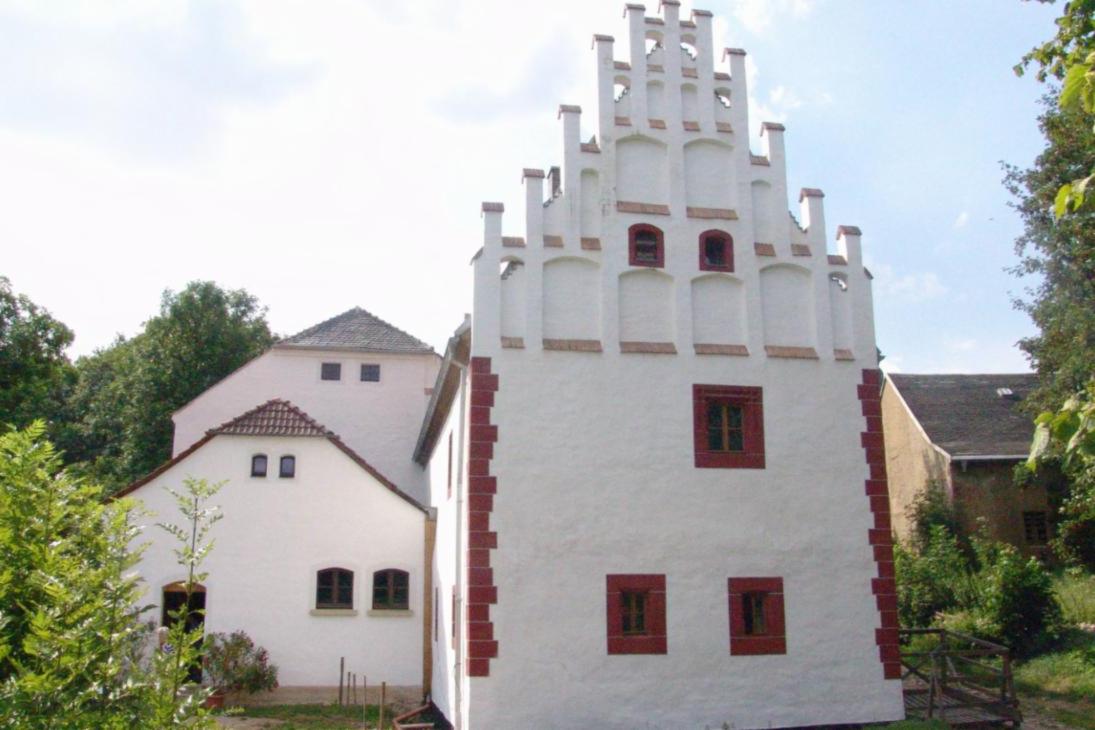 Ausgezeichnete Projektlösung (einer der 1. Preise)
Ausbau der leerstehenden und verfallenen Klosterschule des Zisterziensernonnenklosters Frankenhausen als Vereinshaus Kloster Frankenhausen (Landkreis Zwickau)
08451 Crimmitschau OT Frankenhausen, Leipziger Straße 244
Bauherr: Sächsischer Heimatschutz Frankenhausen e.V.
