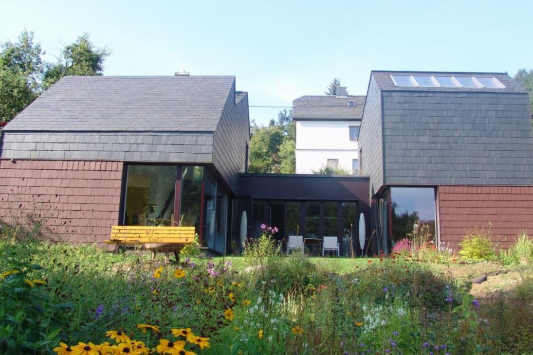 Ausgezeichnete Projektlösung (einer der 1. Preise)
Neubau eines Wohnhauses mit Niedrigenergiestandard (Landkreis Sächsische Schweiz-
Osterzgebirge)
01723 Dorfhain, Am Hang 5
Bauherrschaft: Verena Gaber und Frank Richter
Planer: Architekt Peter Zirkel, F29 Architekten GmbH, Dresden