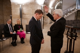 Foto: Andacht in der Unterkirche der Frauenkirche und Segen durch Pfarrer Markus Engelhardt