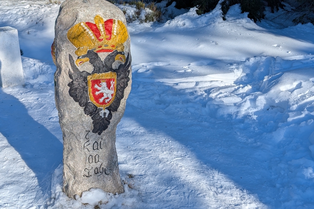 Der Dreiherrenstein am Rande von Oberwiesenthal ist ein Symbol friedlichen Miteinanders an der Grenze zwischen Deutschland und Tschechien. Der historische Grenzstein aus dem Jahr 1729 wurde auf Initiative des GeoSN in Kooperation mit dem Landesamt für Denkmalpflege fachgerecht restauriert.