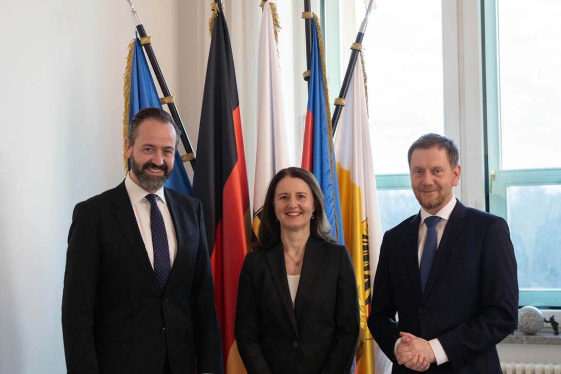 Die neue Staatssekretärin im Staatsministerium für Wissenschaft, Kultur und Tourismus Prof. Dr. Heike Graßmann (Mitte), gemeinsam mit dem sächsischen Ministerpräsidenten Michael Kretschmer (Rechts) und dem Sächsischen Staatsminister für Wissenschaft Sebastian Gemkow (Links).