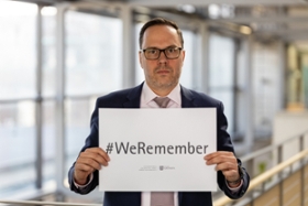 Foto: #WeRemember – Staatsminister Dirk Panter