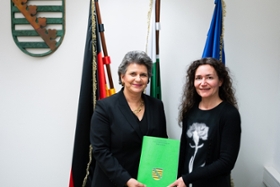 Foto: Justizministerin Prof. Constanze Geiert und VPräsinLAG Silke Bussewitz bei der Urkundenübergabe