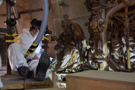 Foto: Dom St. Marien zu Freiberg, Studierende bei der Reinigung des Holewein-Epitaphs im Rahmen der akademischen Sommerakademie des Studiengangs Restaurierung an der HfBK Dresden, 2022