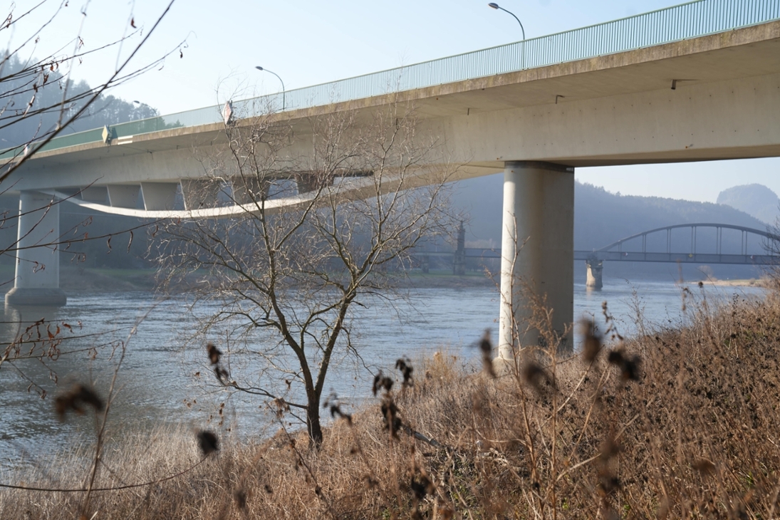 Im Vordergrund ist die gesperrte Autobrücke zu sehen und im Hintergrund die Eisenbahnbrücke