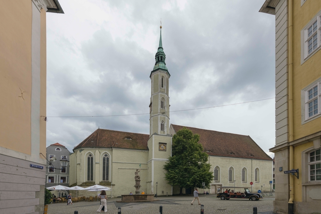 Am Obermarkt in Görlitz befindet sich die ehemalige Franziskaner-Klosterkirche (Gründung 1234) mit gotischem Glockenturm, seit der Instandsetzung von 1715 als Dreifaltigkeitskirche benannt. Weitere Umbauten der Kirche im 15. Jahrhundert prägen noch heute das gotische Erscheinungsbild des langgestreckten Baukörpers. Aus unterschiedlichen Zeiten stammende Innenausstattung mit teils gotischen Gewölbemalereien wie der Zyklus &quot;Musizierende Engel&quot; .