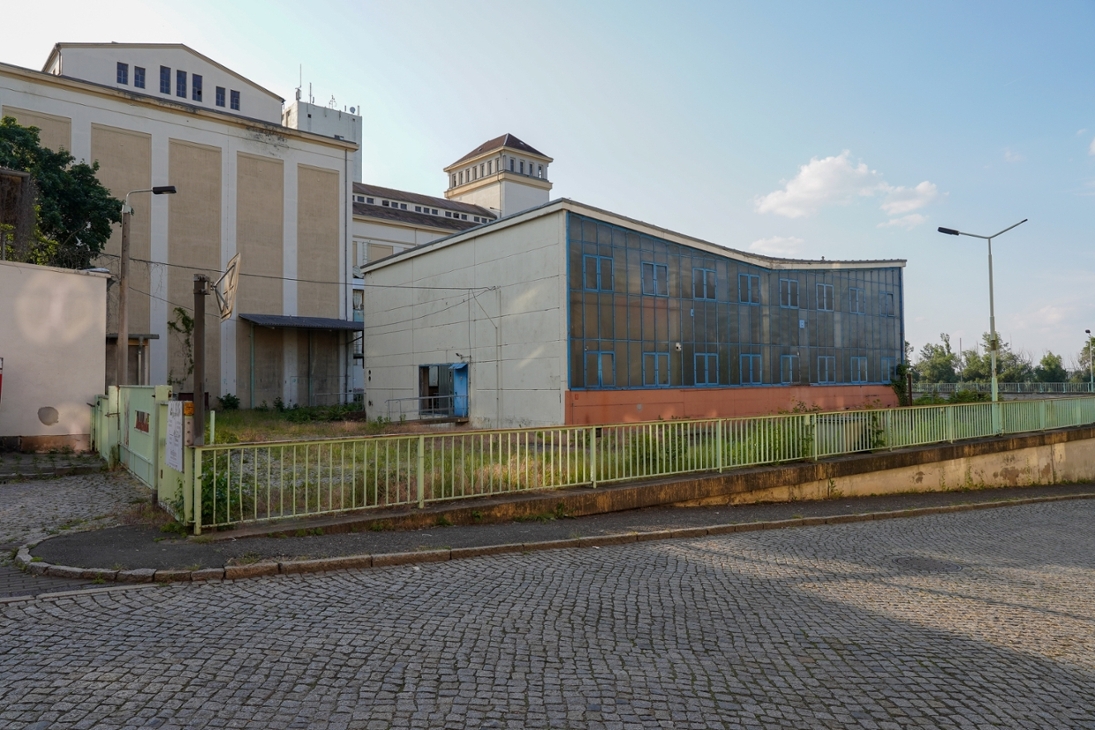 Das Ölheizhaus („Schmetterlingshalle“) auf dem als Muskator-Areal bekannten, stadtbildprägenden, ehemaligen Produktionskomplex der Getreidewirtschaft, 1969 erbaut, besteht aus einem Stahlskelett mit vertikalen und horizontalen Elementen, die ein leicht nach innen geknicktes Dach aus Beton tragen. Es ist unmittelbar nördlich des Zentrums von Riesa am Elbufer gelegen.