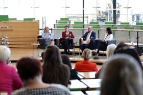Foto: v.l.n.r: Staatsministerin Petra Köpping, stellv. Vorsitzende DGB Bezirk Sachsen Daniela Kolbe, Direktor Bundesstiftung Gleichstellung Dr. Arn Sauer, Moderatorin Blanka Weber