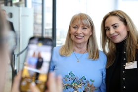 Foto: Feststunde zum Internationalen Frauentag - Staatsministerin mit Teilnehmerin an der Veranstaltung