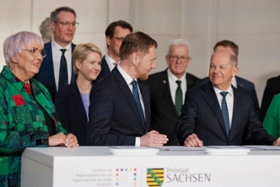 Foto: Unterzeichnung des Finanzierungsabkommens der Stiftung Preußischer Kulturbesitz durch den Bundeskanzler Olaf Scholz und die Regierungschefinnen und Regierungschefs, aufgenommen im Rahmen der Konferenz der Regierungschefinnen und Regierungschefs der Länder am 12. März 2025 im Bode-Museum in Berlin.