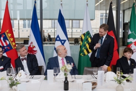 Foto: Gemeinsames Mittagessen der Regierungschefinnen und Regierungschefs sowie der Chefinnen und Chefs der Staats- und Senatskanzleien der Länder mit S. E. Herrn Ron Prosor, Botschafter des Staates Israel in Deutschland und begleitender
Delegation anlässlich des 60-jährigen Jubiläums der Aufnahme diplomatischer
Beziehungen zwischen der Bundesrepublik Deutschland und Israel, aufgenommen im Rahmen der Konferenz der Regierungschefinnen und Regierungschefs der Länder.