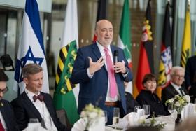 Foto: Gemeinsames Mittagessen der Regierungschefinnen und Regierungschefs sowie der Chefinnen und Chefs der Staats- und Senatskanzleien der Länder mit S. E. Herrn Ron Prosor, Botschafter des Staates Israel in Deutschland und begleitender Delegation anlässlich des 60-jährigen Jubiläums der Aufnahme diplomatischer Beziehungen zwischen der Bundesrepublik Deutschland und Israel, aufgenommen im Rahmen der Konferenz der Regierungschefinnen und Regierungschefs der Länder.