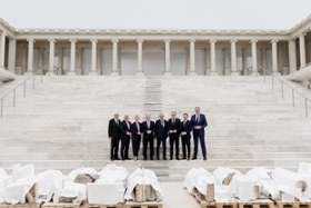 Foto: Die Regierungschefinnen und Regierungschefs der Länder besichtigen im Rahmen der Ministerpräsidentenkonferenz das Pergamon-Museum.
v. l. Winfried Kretschmann, Kai Wegner, Manuela Schwesig, Dr. Reiner Haseloff, Prof. Dr. Hermann Parzinger, Prof. Dr. Mario Voigt, Michael Kretschmer, Alexander Schweitzer