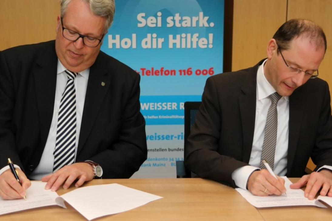 Innenminister Markus Ulbig und der Landesvorsitzende des WEISSEN RINGS e.V. Geert Mackenroth bei der Unterzeichnung der Kooperationsvereinbarung