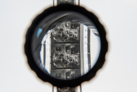 Foto: Sichtung der historischen Filmobjekte im Videolabor der SLUB Dresden.