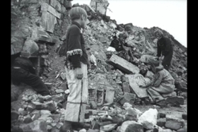 Foto: Still aus einem historischen Film der Sammlung: Dresdner Trümmer und Kinder zum 13. Februar.