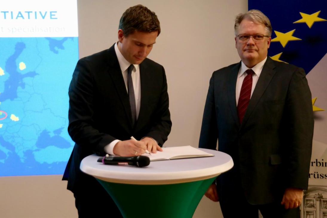 Wirtschaftsminister Martin Dulig unterzeichnet im Verbindungsbüro des Freistaates in Brüssel den Beitritt Sachsens zur Vanguard-Initiative der EU.