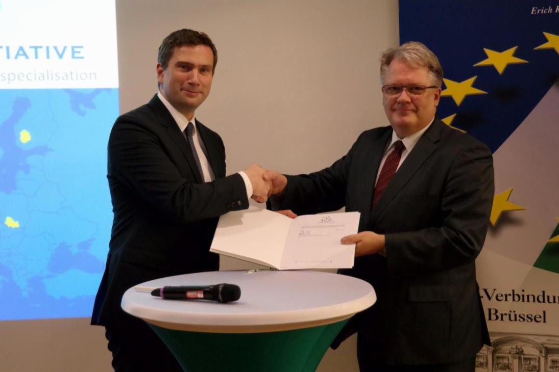 Wirtschaftsminister Martin Dulig unterzeichnet im Verbindungsbüro des Freistaates in Brüssel den Beitritt Sachsens zur Vanguard-Initiative der EU.