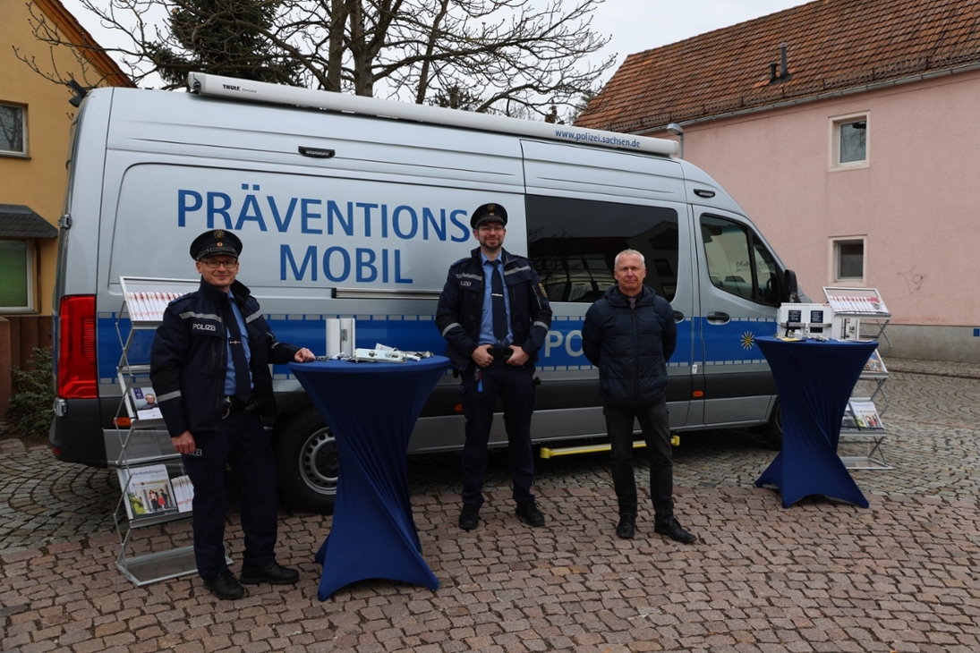 Robert Spurny, Mathias Hoffman und Jan Voigtländer (v. l.) vom Fachdienst Prävention der Polizeidirektion Dresden haben heute in Weinböhla mit dem Präventionsmobil Station gemacht.