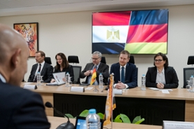 Foto: Ministerpräsident Michael Kretschmer spricht mit Bildungsminister Mohamed Abdel Latif. Im Fokus des Gespräches standen gemeinsame Ideen für Fachkräfteausbildung bzw. –gewinnung sowie die Ausgestaltung der internationalen Berufsausbildung.