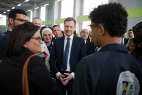 Foto: Im Rahmen der Eröffnungsfeier sprach Ministerpräsident Michael Kretschmer mit Studierenden sowie der Leitung der Universität und sich informierte über die Ausbildungsbereiche.