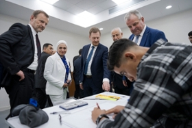 Foto: Im Rahmen der Eröffnungsfeier sprach Ministerpräsident Michael Kretschmer mit Studierenden sowie der Leitung der Universität und sich informierte über die Ausbildungsbereiche.