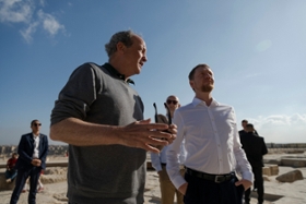 Foto: Ministerpräsident Michael Kretschmer im Austausch über den kulturellen und wissenschaftlichen Austausch zwischen Sachsen und Ägypten mit Dr. Dietrich Raue, erster Direktor des Deutschen Archäologischen Instituts in Kairo.