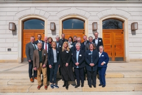 Foto: Die Vizepräsidentinnen und Vizepräsidenten deutscher Mittelbehörden aus acht Bundesländern trafen sich zum Austausch in der Chemnitzer Universitätsbibliothek.